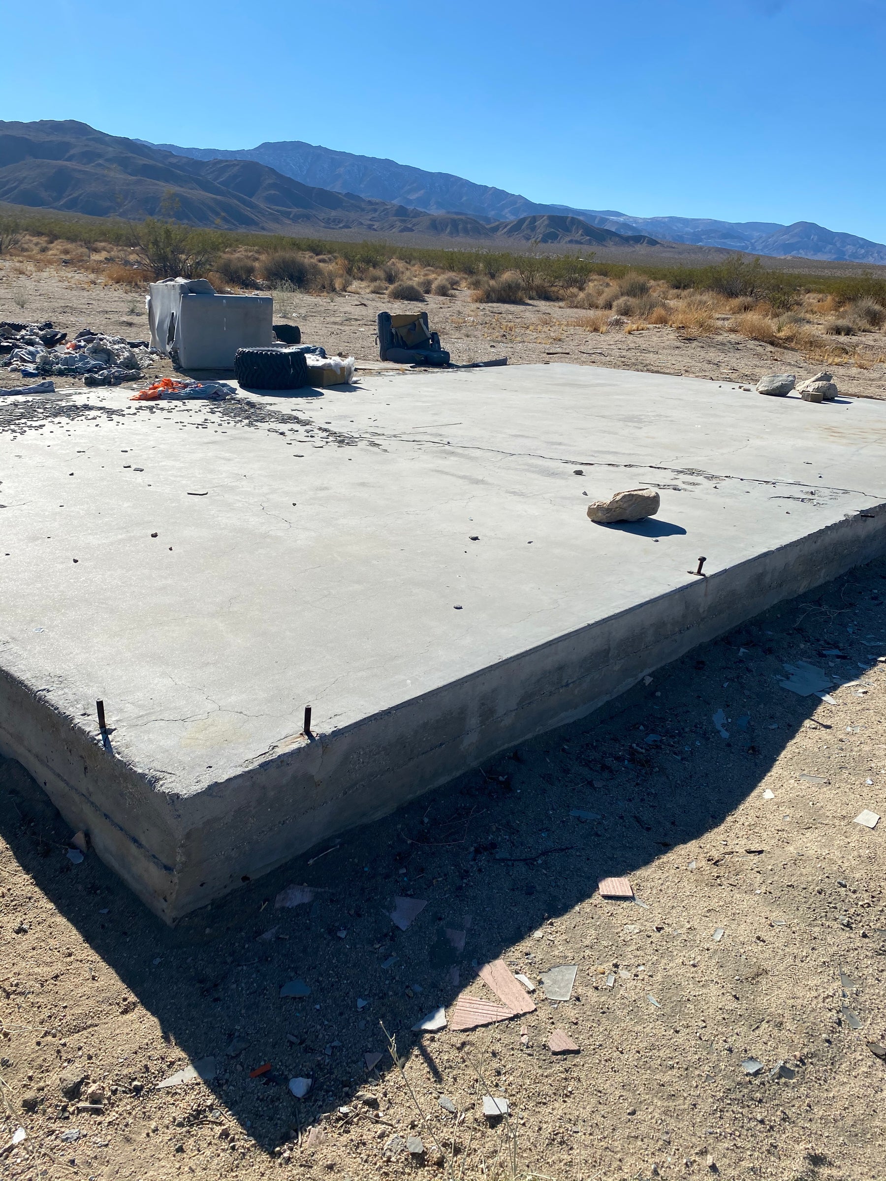 0.10  2.5 acres Johnson Valley ..tiene un pequeño slab de concreto. SOLO 810 AL MES