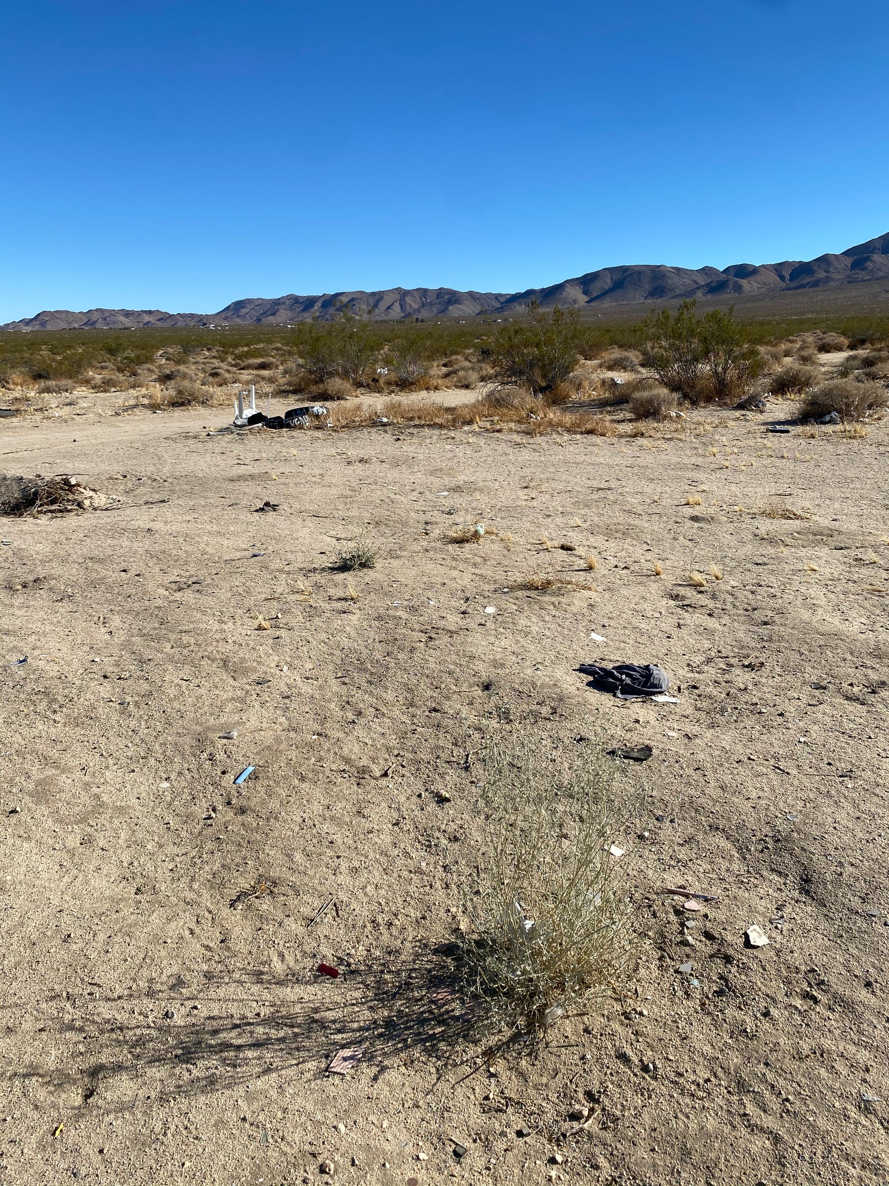 0.10  2.5 acres Johnson Valley ..tiene un pequeño slab de concreto. SOLO 810 AL MES