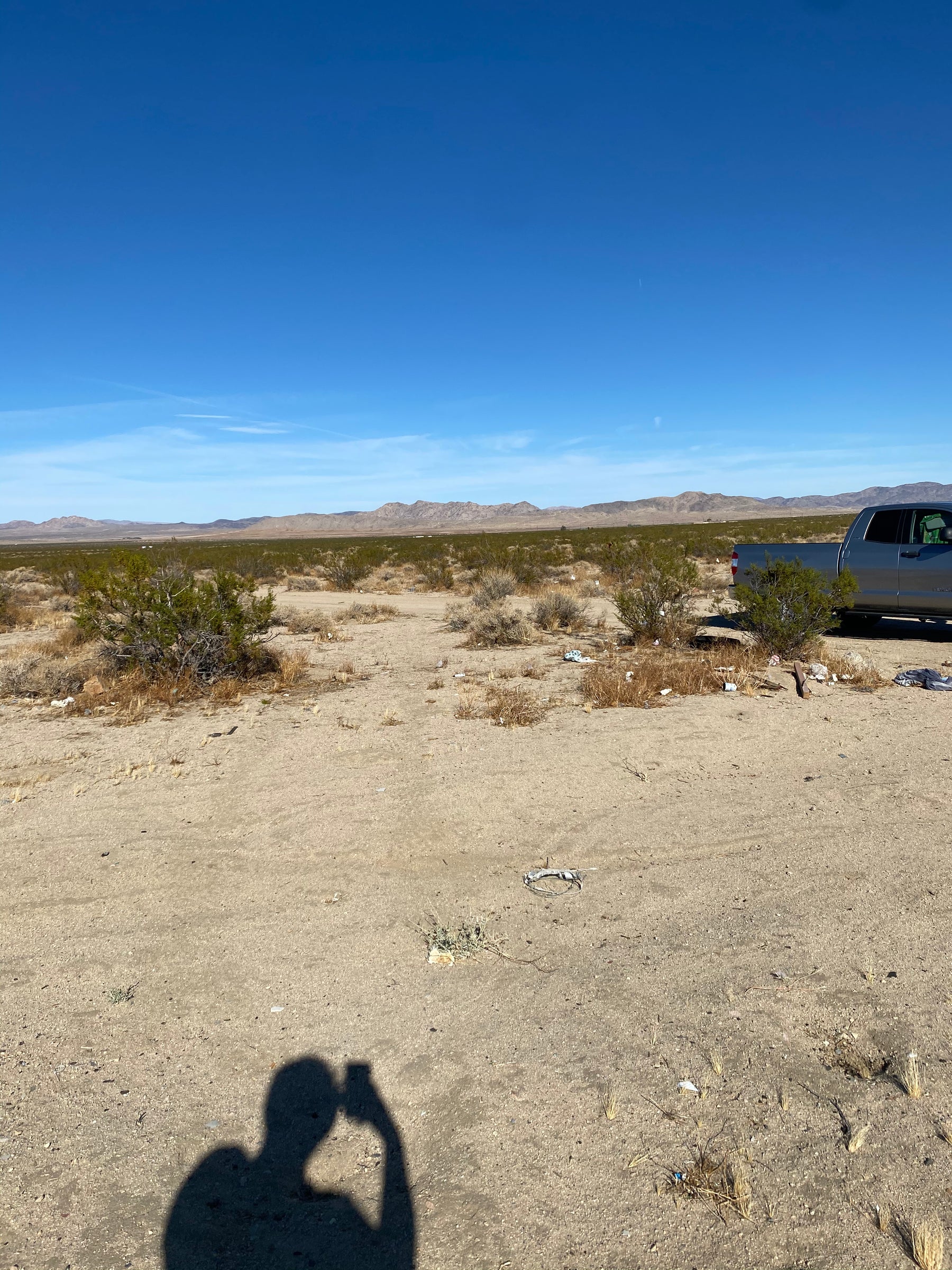 0.10  2.5 acres Johnson Valley ..tiene un pequeño slab de concreto. SOLO 810 AL MES