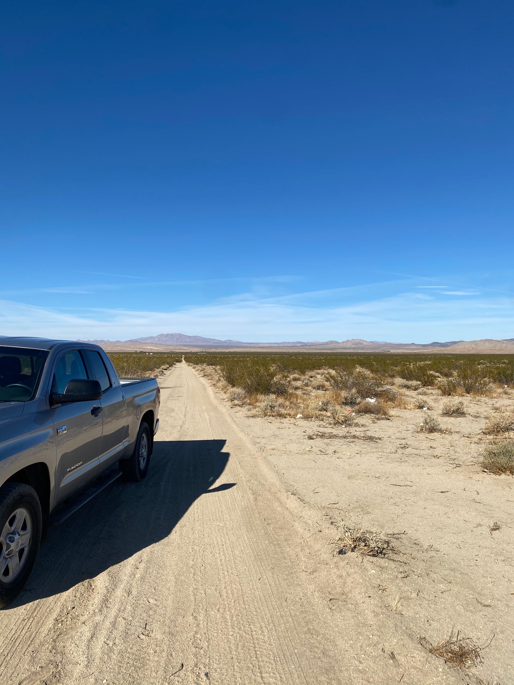 0.10  2.5 acres Johnson Valley ..tiene un pequeño slab de concreto. SOLO 810 AL MES
