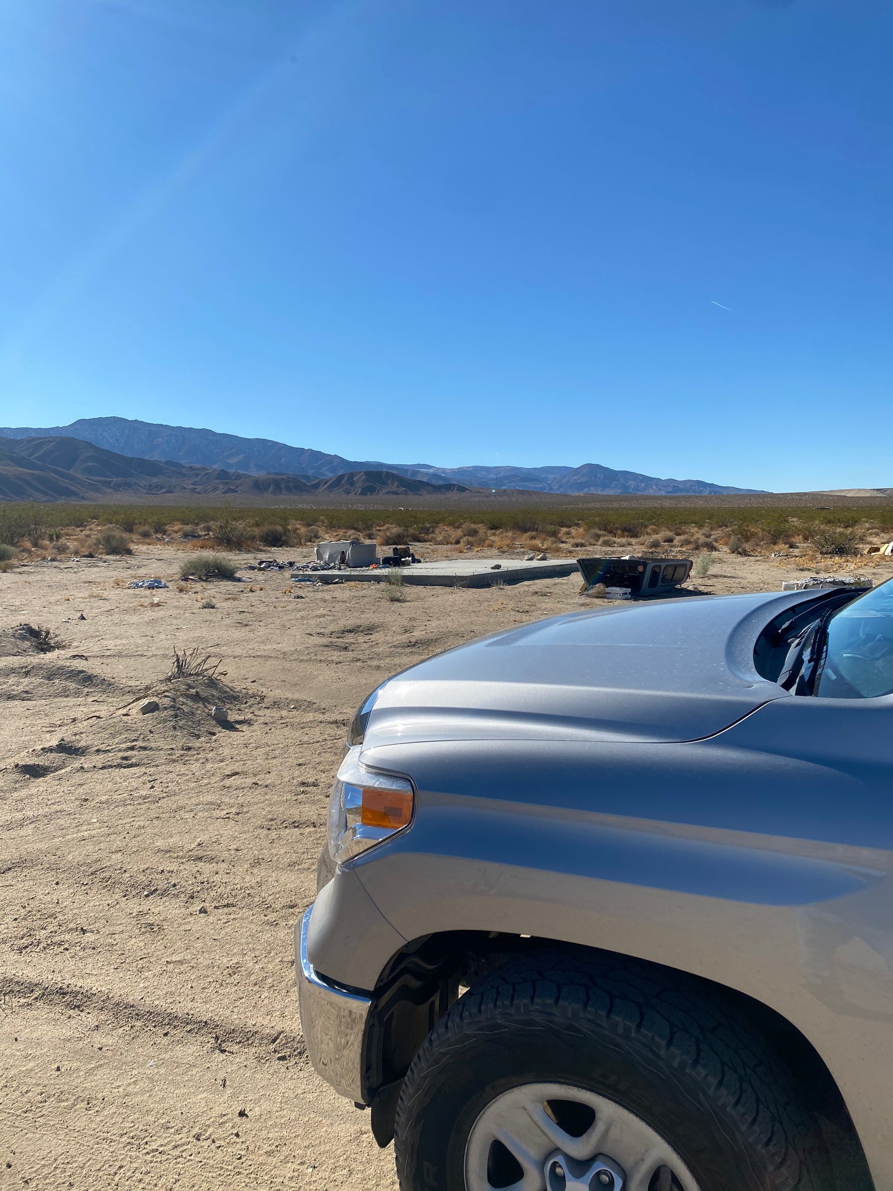 0.10  2.5 acres Johnson Valley ..tiene un pequeño slab de concreto. SOLO 810 AL MES