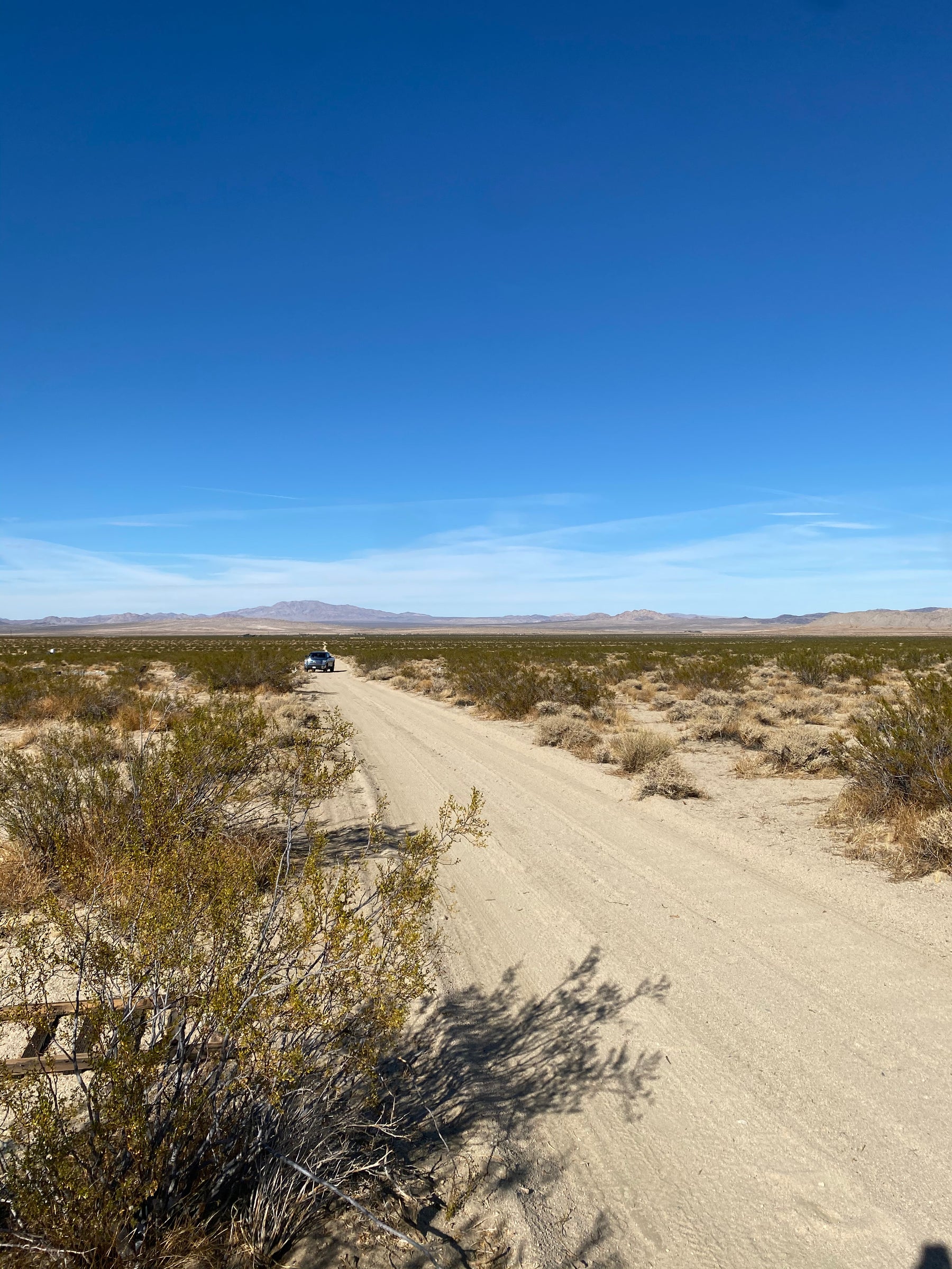 0.10  2.5 acres Johnson Valley ..tiene un pequeño slab de concreto. SOLO 810 AL MES